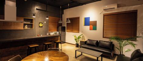 40-inch flat-screen TV with digital channels, TV, Netflix