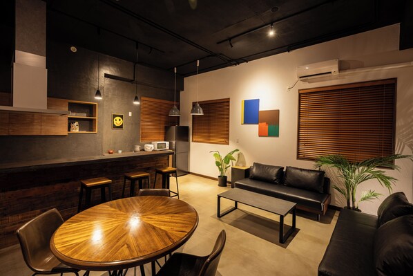 40-inch flat-screen TV with digital channels, TV, Netflix