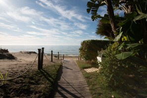 Playa en los alrededores y toallas de playa