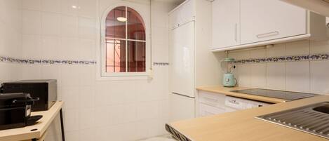 ثلاجة، ميكروويف، فرن، موقد طهي مسطح