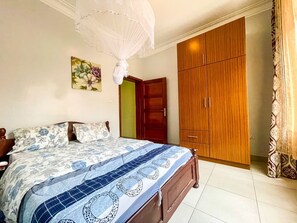 7 bedrooms, iron/ironing board, WiFi, bed sheets - Captivating 7-Bed House in Kigali, Rwanda (Kigali)