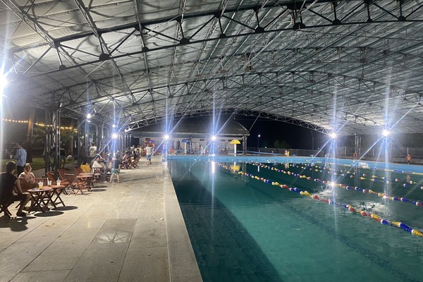 2 outdoor pools