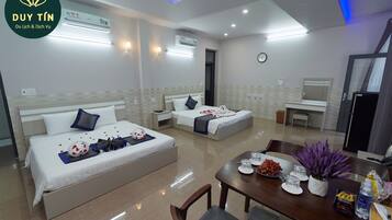 Habitació quàdruple bàsica | Decoració individual, escriptori i wifi gratuïta