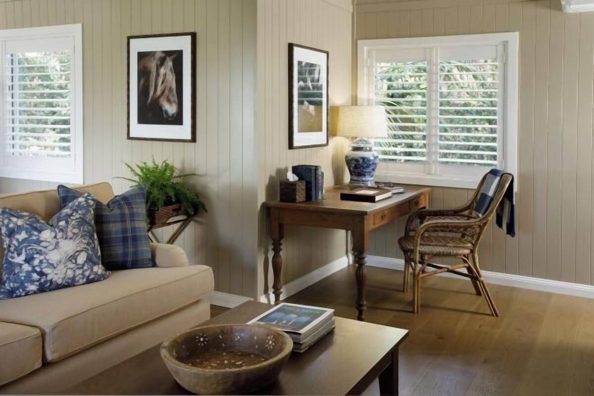 Living area | 27-inch Smart TV with digital channels, fireplace, Netflix