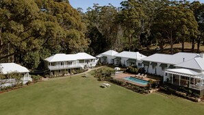 Una hilera de casas blancas con piscina y césped.