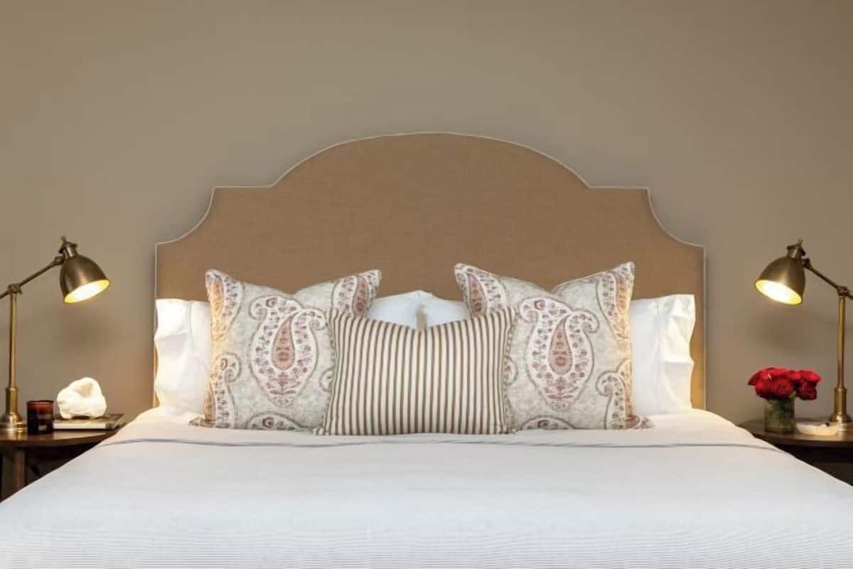1 bedroom, Egyptian cotton sheets, premium bedding, down comforters
