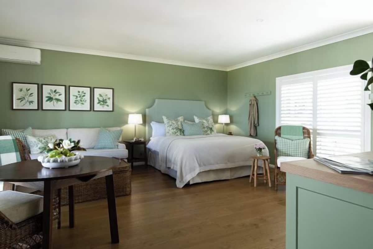 1 bedroom, Egyptian cotton sheets, premium bedding, down comforters
