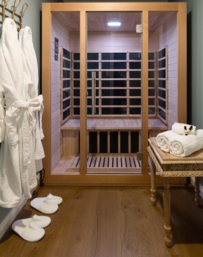 Couples treatment rooms, body treatments, aromatherapy