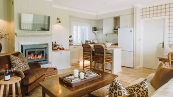 Estate Suite | Living area | 27-inch Smart TV with digital channels, fireplace, Netflix