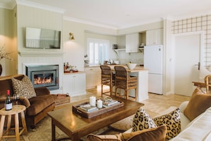 Estate Suite | Living area - Verandah House Country Estate (Tamborine Mountain)