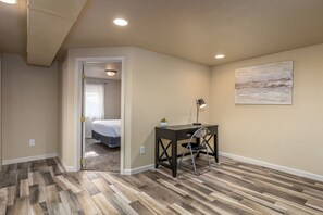 4 habitaciones, escritorio, tabla de planchar con plancha y wifi