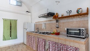 Kaffetrakter/tekoker, kjøleskap, mikrobølgeovn og kokeplater