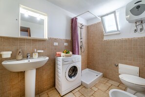 Douche, sèche-cheveux, bidet, serviettes fournies