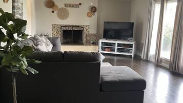 TV connectée, lecteur de DVD, livres, chaîne hi-fi