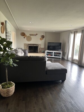 Älytelevisio, DVD-soitin, kirjoja, stereot