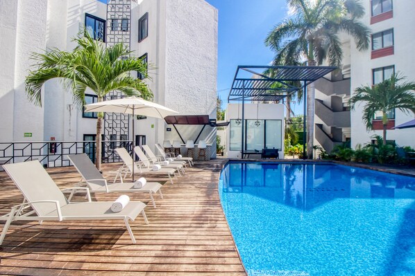 Pool - Lovely apartment with pool, kitchenette, & ping pong (Cancun)