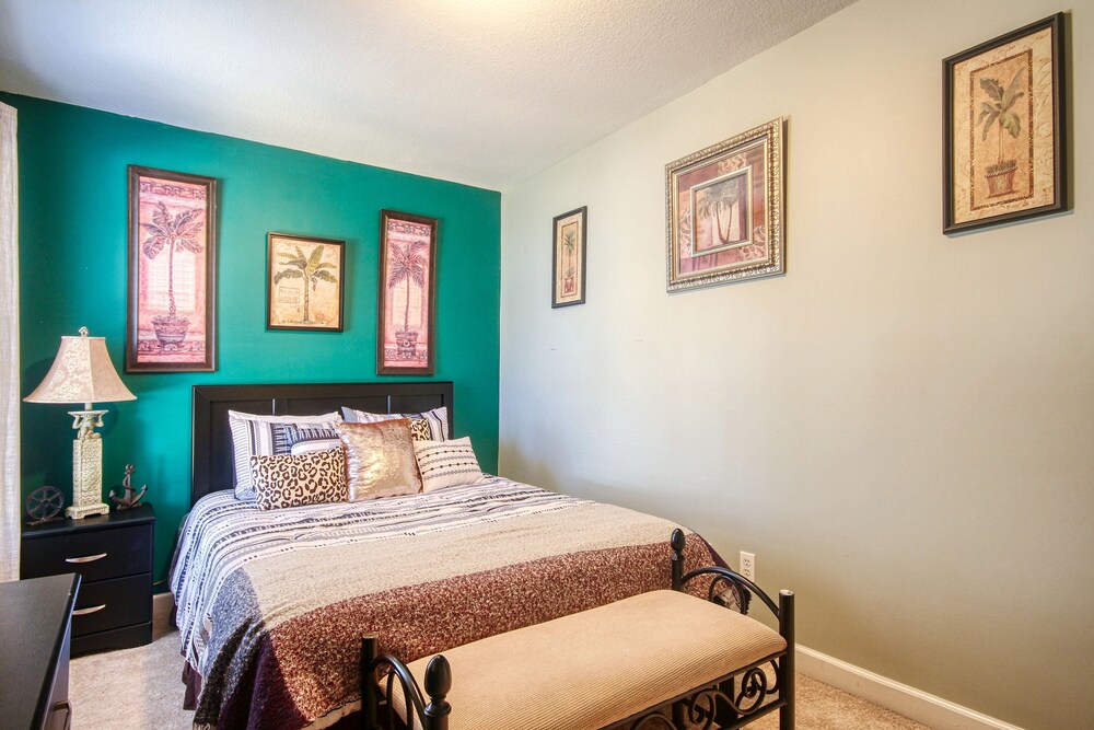 Dogfriendly home with large, fenced yard near golf, town & the beach