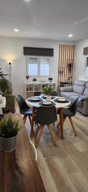 Dining - Minichalet Jacaranda with swimming pool, garden and barbecue. (Chiclana)