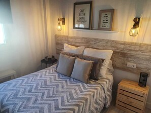 1 bedroom, iron/ironing board, WiFi, bed sheets - Minichalet Jacaranda with swimming pool, garden and barbecue. (Chiclana)