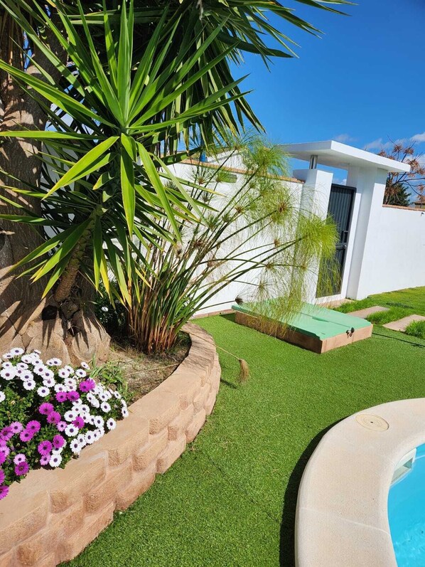 Property grounds - Minichalet Jacaranda with swimming pool, garden and barbecue. (Chiclana)