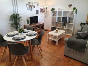 Dining - Minichalet Jacaranda with swimming pool, garden and barbecue. (Chiclana)