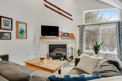 Slopeside condo with nearby skiing, balcony, fireplace, & washer/dryer