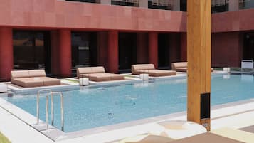 Een seizoensgebonden buitenzwembad