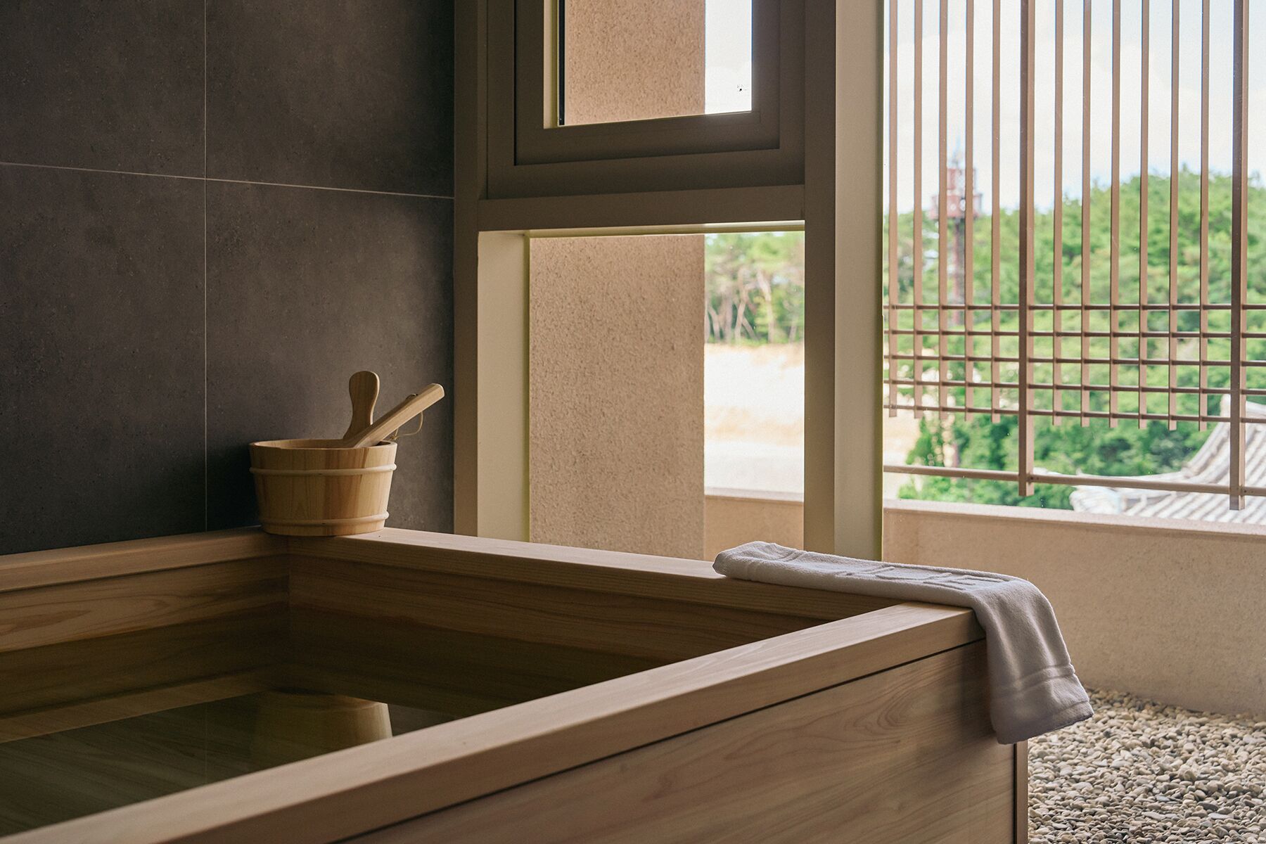 标准双人房 (B) | 浴室 | 深泡浴缸、吹风机、浴袍、坐浴桶