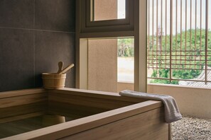 Habitación estándar doble (B) | Baño | Bañera profunda, secador de pelo, albornoces y bidé