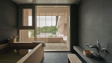 Bañera profunda, secador de pelo, batas, bidet