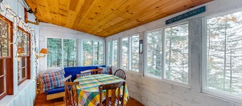 Lakefront camp with cozy cottage-style interior and board games - kayaks welcome