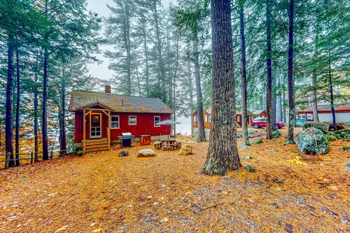 Lakefront camp with cozy cottage-style interior and board games - kayaks welcome