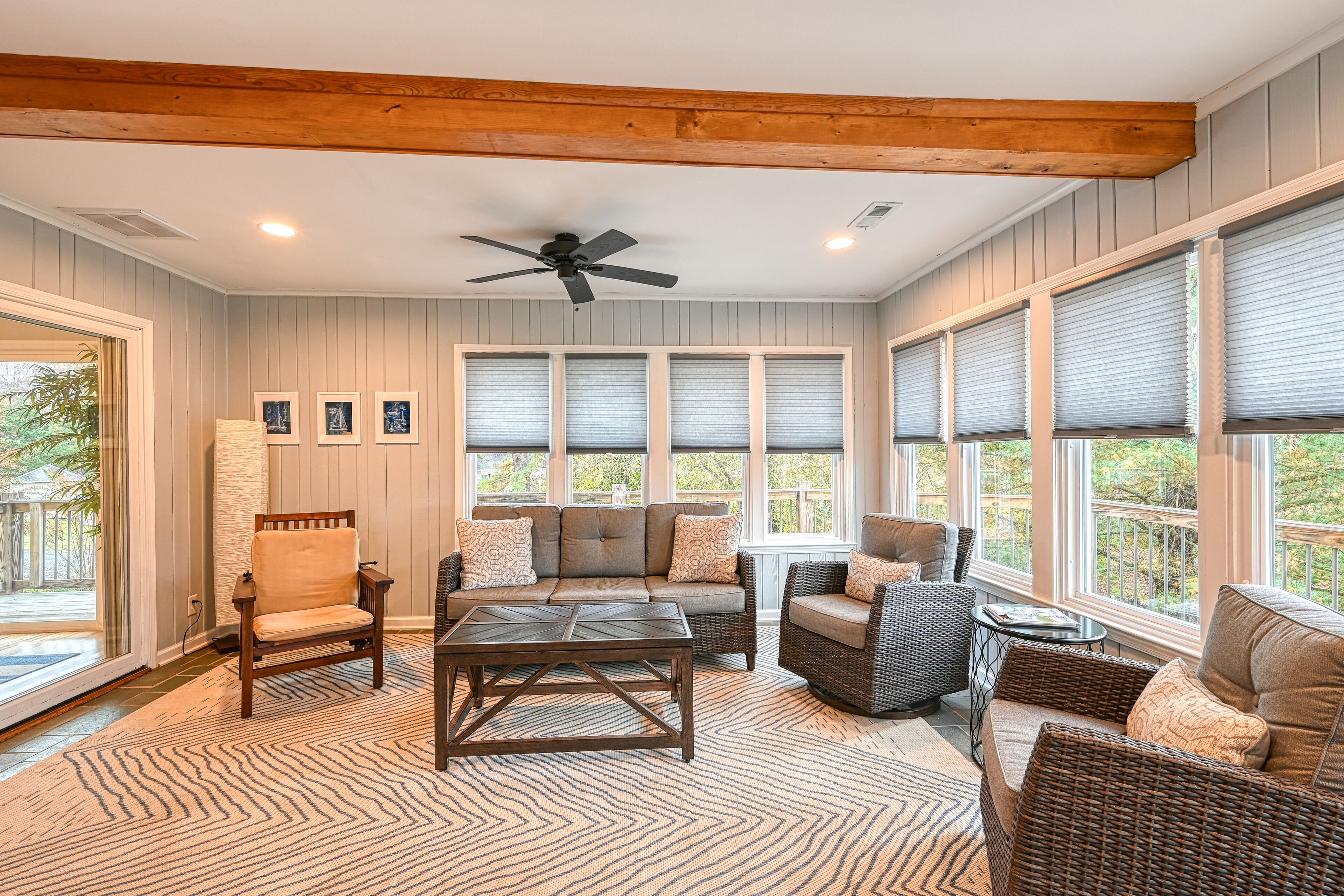 Televisión, reproductor de DVD y libros 