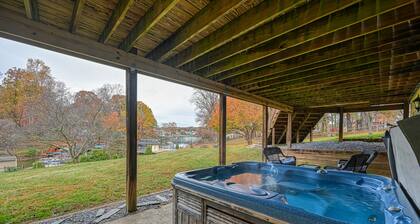 Leisurely lake house with hot tub, waterfront deck, swimming cove & firepit