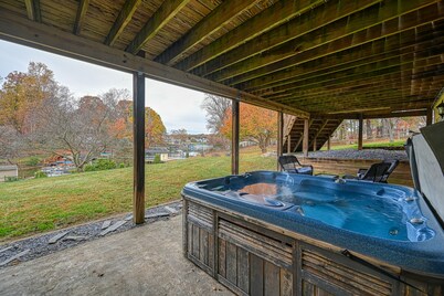 Leisurely lake house with hot tub, waterfront deck, swimming cove & firepit
