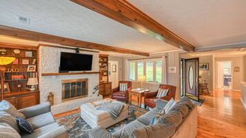 Una televisión, un reproductor de DVD, libros