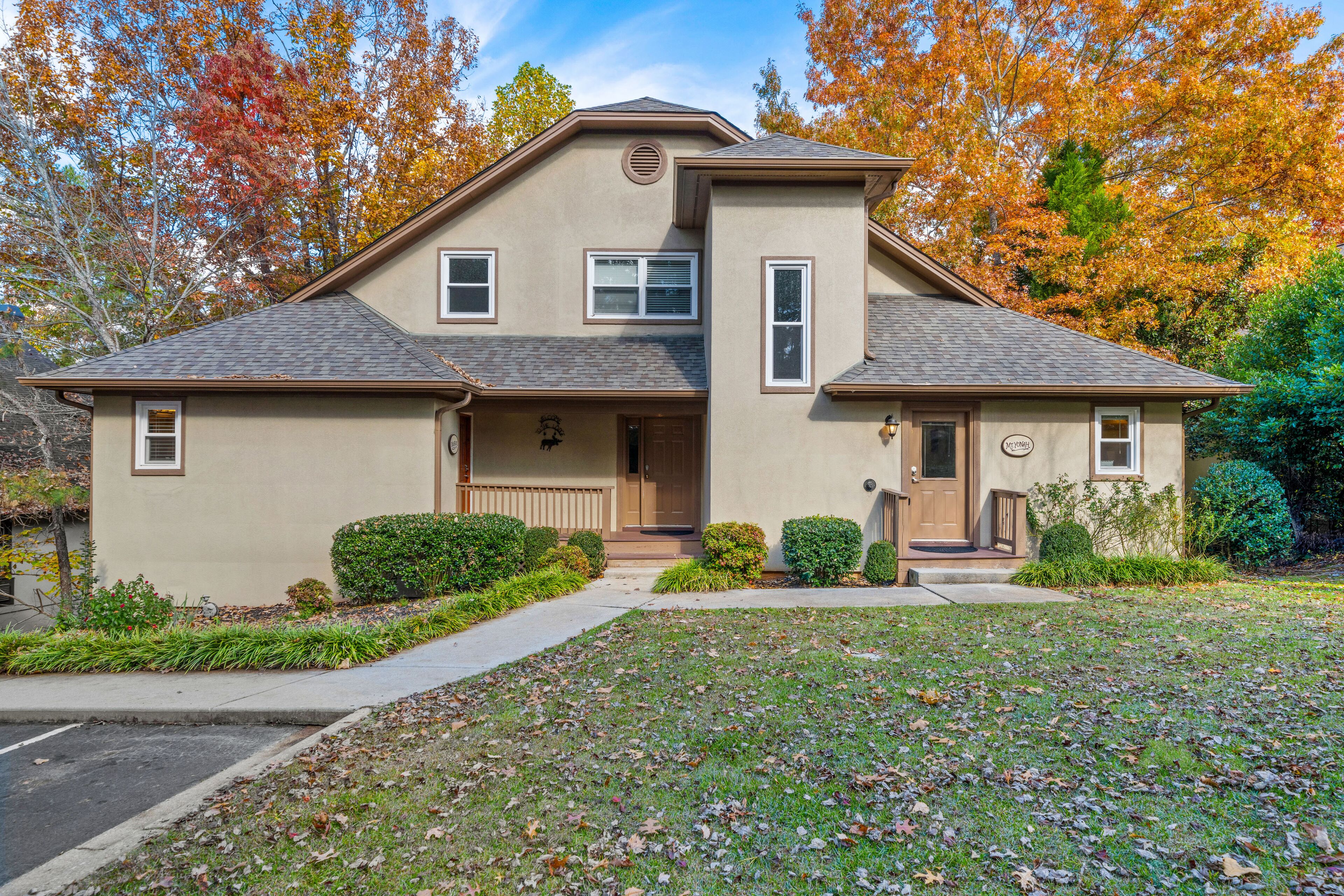 Cozy mountain condo with on-site golf, balcony, & central AC - dog-friendly