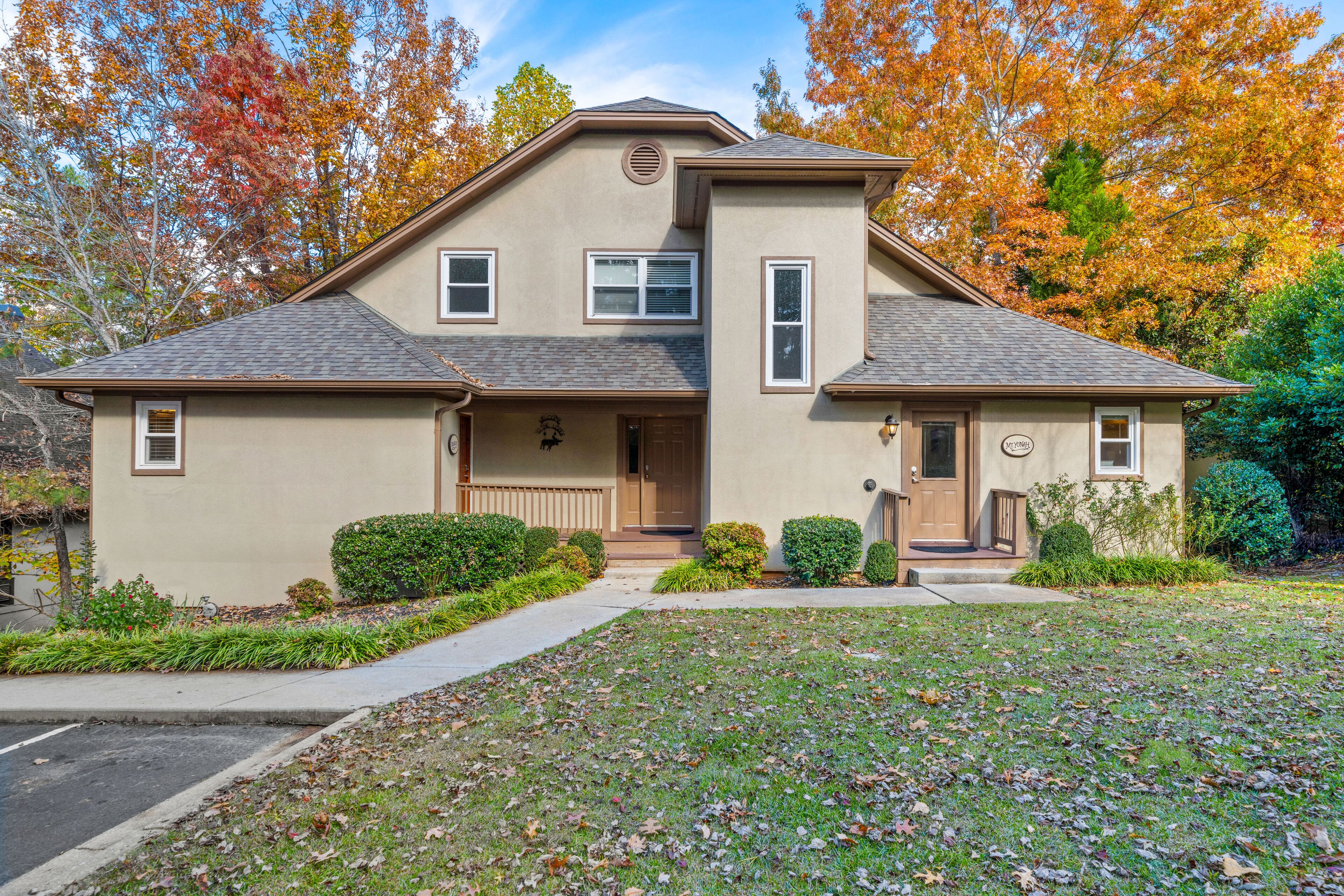 Dog-friendly mountain condo with on-site golf, covered balcony, & central AC