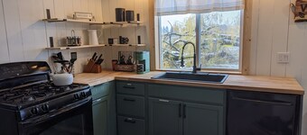 Magical Northern Michigan Cottage with Hot Tub