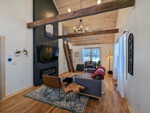 Magical Northern Michigan Cottage with Hot Tub