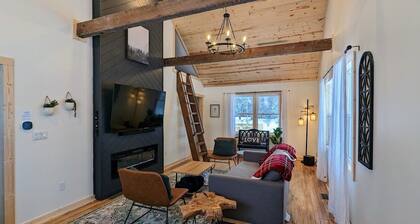 Magical Northern Michigan Cottage with Hot Tub