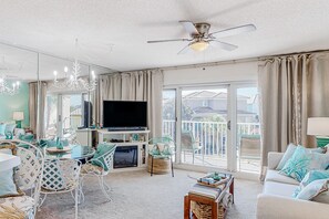 Televisión, chimenea y reproductor de DVD 