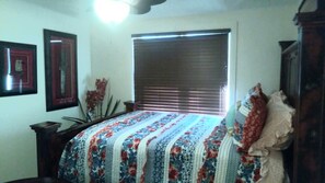 4 bedrooms, desk, iron/ironing board, travel crib - Comfy Country Home (seminole)
