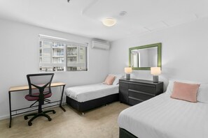 2 habitaciones, tabla de planchar con plancha, wifi y ropa de cama