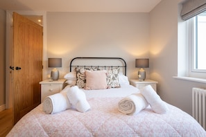 3 habitaciones, tabla de planchar con plancha y cuna de viaje