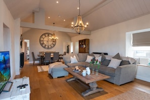 Smart TV - Bron Wendon: Seaside 3-Bed Home in Cemaes Bay | Managed by Anglesey Holiday Lettings (Cemaes Bay)