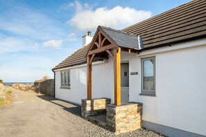 Exterior - Bron Wendon: Seaside 3-Bed Home in Cemaes Bay | Managed by Anglesey Holiday Lettings (Cemaes Bay)