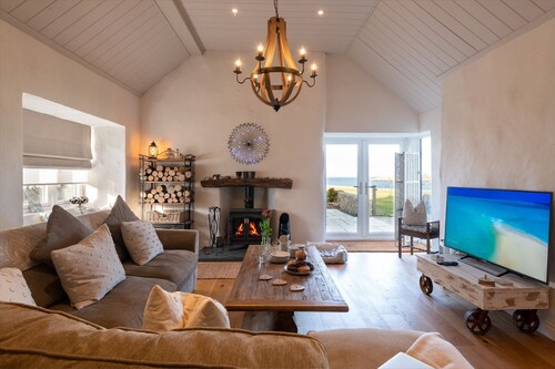 Bron Wendon: Seaside 3-Bed Home in Cemaes Bay | Managed by Anglesey Holiday Lettings