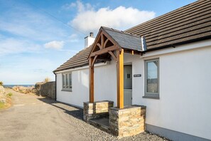 Bron Wendon cottage with coastal views, pet-friendly holiday home on the headland at Cemaes Bay, Anglesey - Bron Wendon: Three bedroom pet-friendly cottage with sea views (Cemaes Bay)