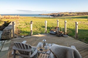 Exterior of Bron Wendon, charming one-storey holiday cottage with sea views on the headland, Cemaes Bay, Anglesey - Bron Wendon: Three bedroom pet-friendly cottage with sea views (Cemaes Bay)